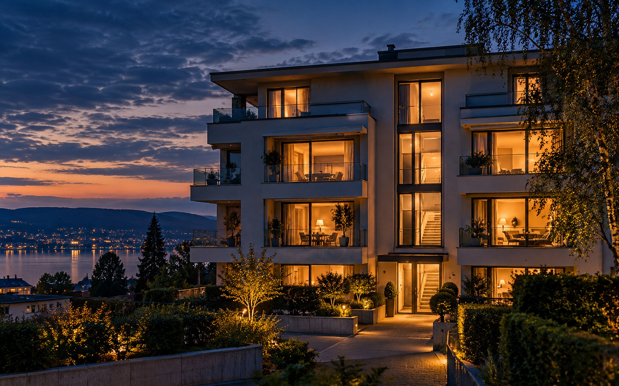 Fassade eines Mehrfamilienhauses am Zürichsee in der Abenddämmerung